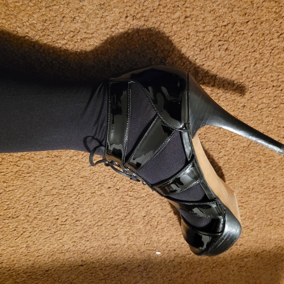 Excellent Condition Stuart Weitzman Patent With Non Slip Pads - Picture 5 of 7